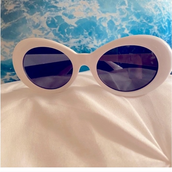 NEW WHITE CLOUT SUNGLASSES - Picture 1 of 1